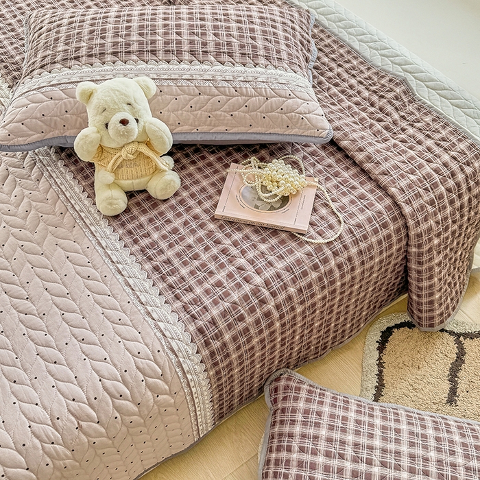 91家纺网 家纺一手货源 找家纺 北辰 2025新款可水洗针织棉印花款夹棉床盖   床盖三件套 复古红波点