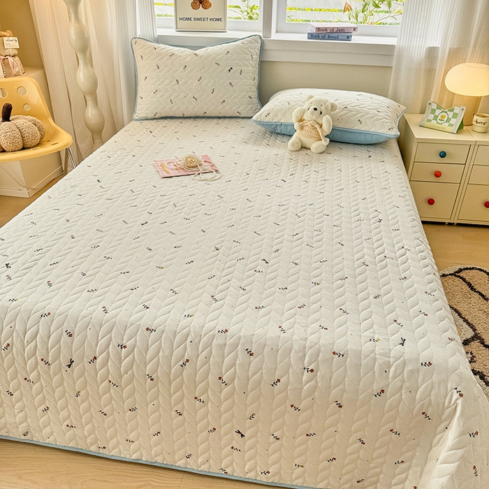 91家纺网 家纺一手货源 找家纺 北辰 2025新款可水洗针织棉印花款夹棉床盖   床盖三件套 花夕雾