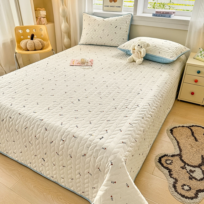 91家纺网 家纺一手货源 找家纺 北辰 2025新款可水洗针织棉印花款夹棉床盖   床盖三件套 花夕雾