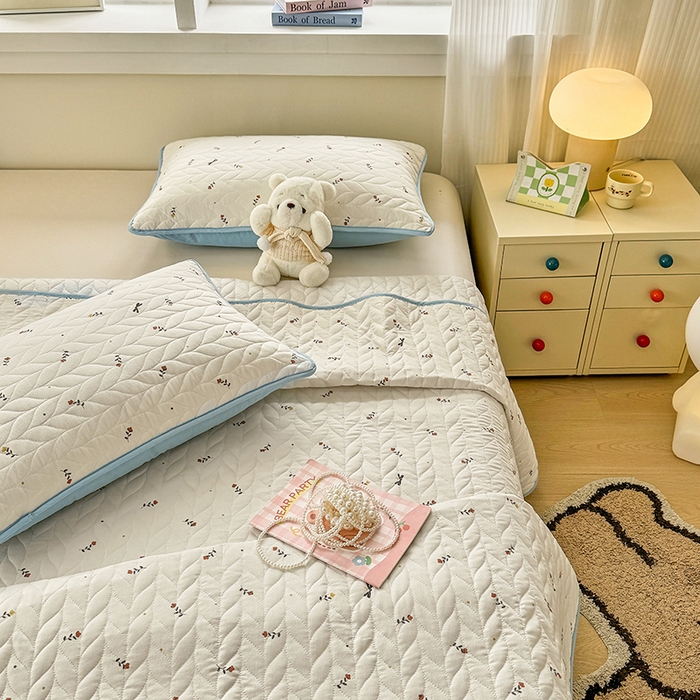 91家纺网 家纺一手货源 找家纺 北辰 2025新款可水洗针织棉印花款夹棉床盖   床盖三件套 花夕雾