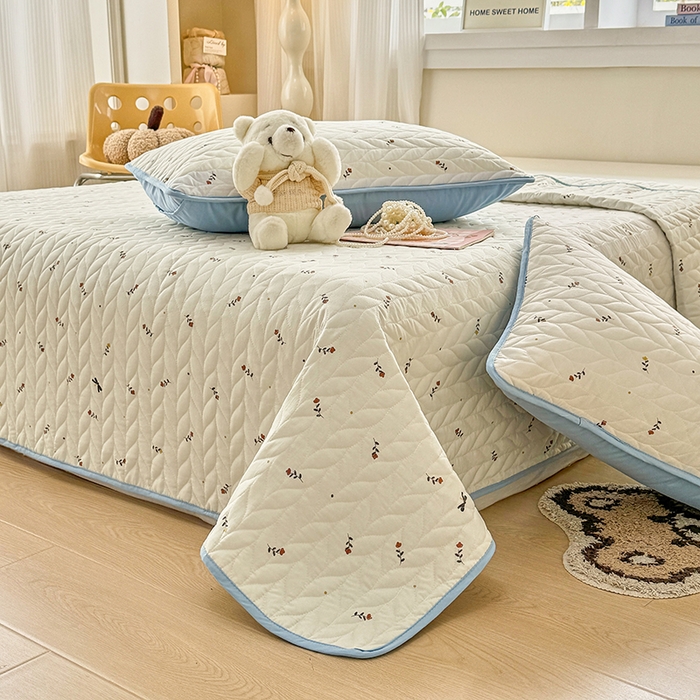 91家纺网 家纺一手货源 找家纺 北辰 2025新款可水洗针织棉印花款夹棉床盖   床盖三件套 花夕雾