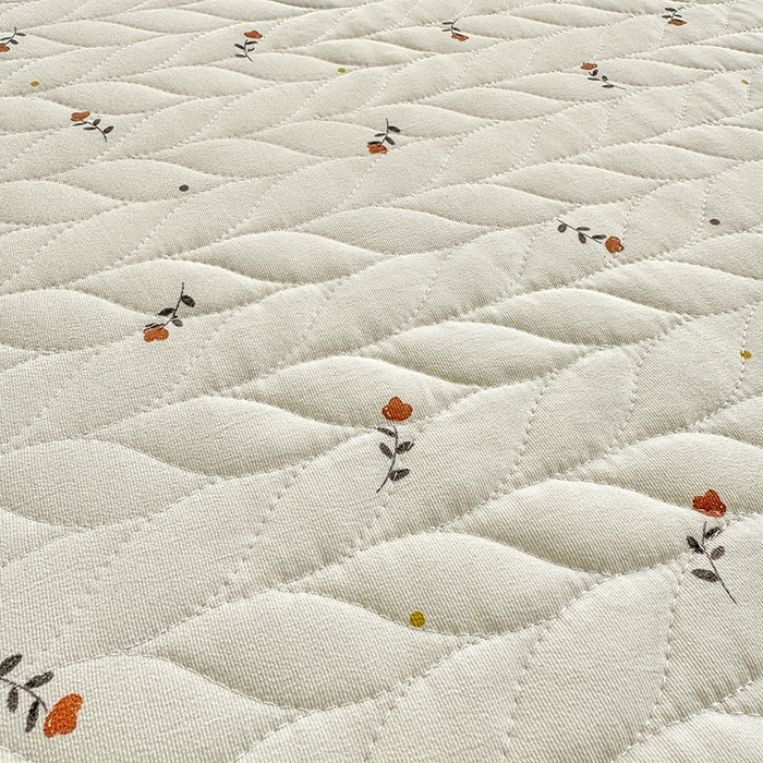 91家纺网 家纺一手货源 找家纺 北辰 2025新款可水洗针织棉印花款夹棉床盖   床盖三件套 花夕雾