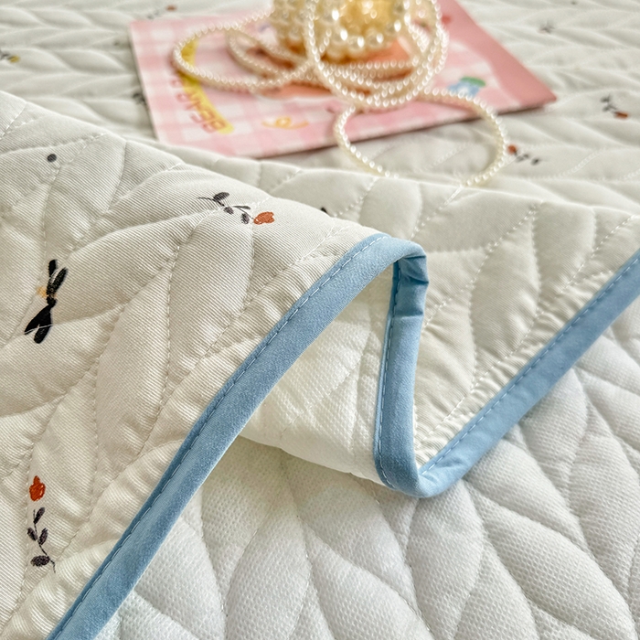 91家纺网 家纺一手货源 找家纺 北辰 2025新款可水洗针织棉印花款夹棉床盖   床盖三件套 花夕雾