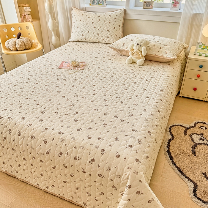 91家纺网 家纺一手货源 找家纺 北辰 2025新款可水洗针织棉印花款夹棉床盖   床盖三件套 嘉奈