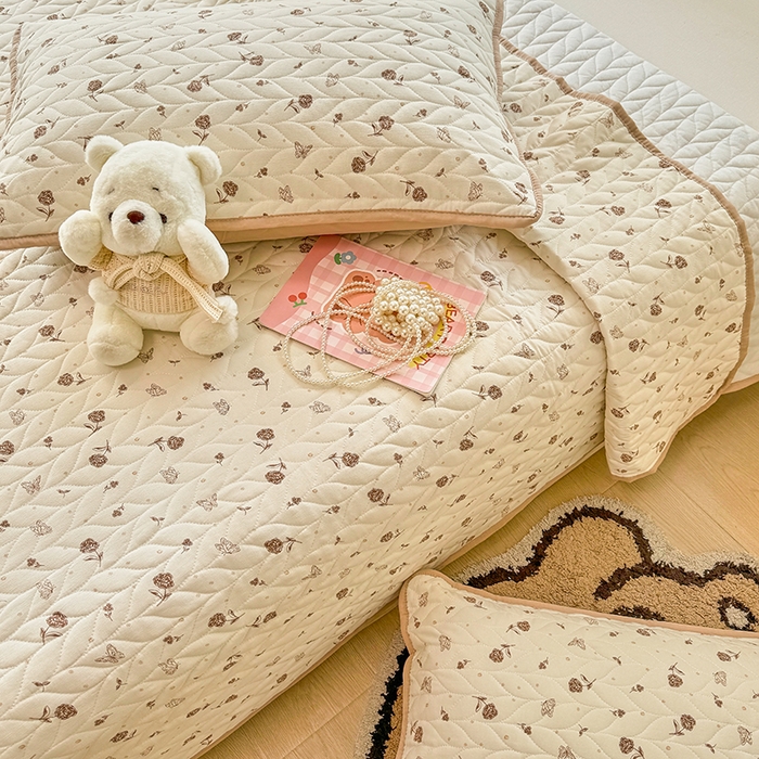 91家纺网 家纺一手货源 找家纺 北辰 2025新款可水洗针织棉印花款夹棉床盖   床盖三件套 嘉奈