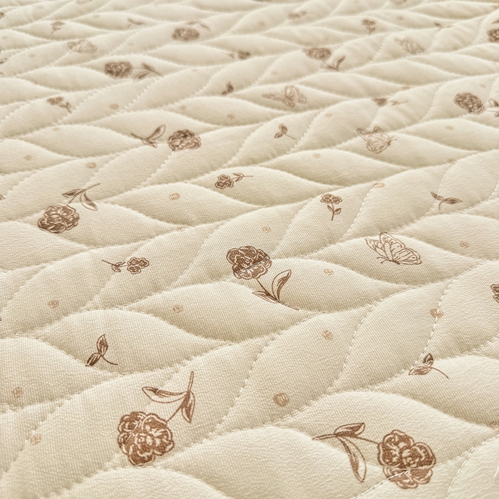 91家纺网 家纺一手货源 找家纺 北辰 2025新款可水洗针织棉印花款夹棉床盖   床盖三件套 嘉奈