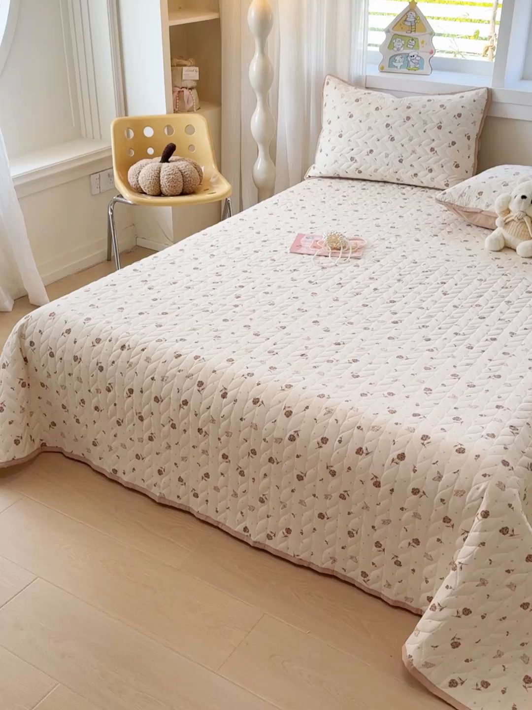 91家纺网 家纺一手货源 找家纺 北辰 2025新款可水洗针织棉印花款夹棉床盖   床盖三件套 嘉奈