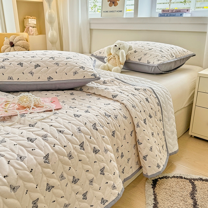 91家纺网 家纺一手货源 找家纺 北辰 2025新款可水洗针织棉印花款夹棉床盖   床盖三件套 梦星河