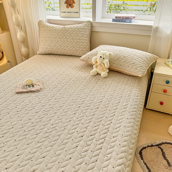 91家纺网 家纺一手货源 找家纺 北辰 2025新款可水洗针织棉印花款夹棉床盖   床盖三件套 摩卡小熊