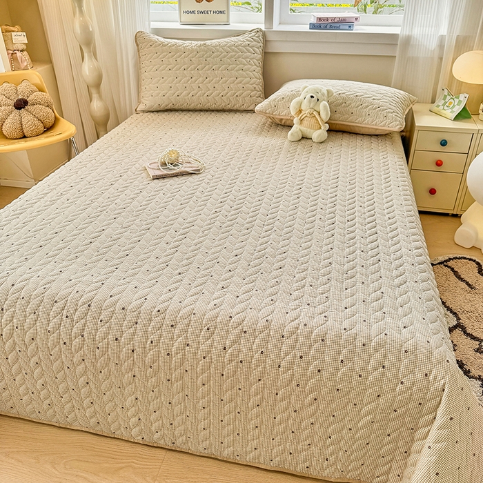 91家纺网 家纺一手货源 找家纺 北辰 2025新款可水洗针织棉印花款夹棉床盖   床盖三件套 摩卡小熊