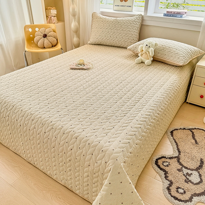 91家纺网 家纺一手货源 找家纺 北辰 2025新款可水洗针织棉印花款夹棉床盖   床盖三件套 摩卡小熊