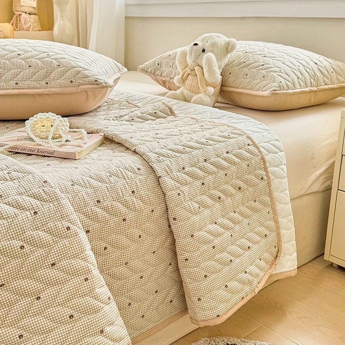 91家纺网 家纺一手货源 找家纺 北辰 2025新款可水洗针织棉印花款夹棉床盖   床盖三件套 摩卡小熊