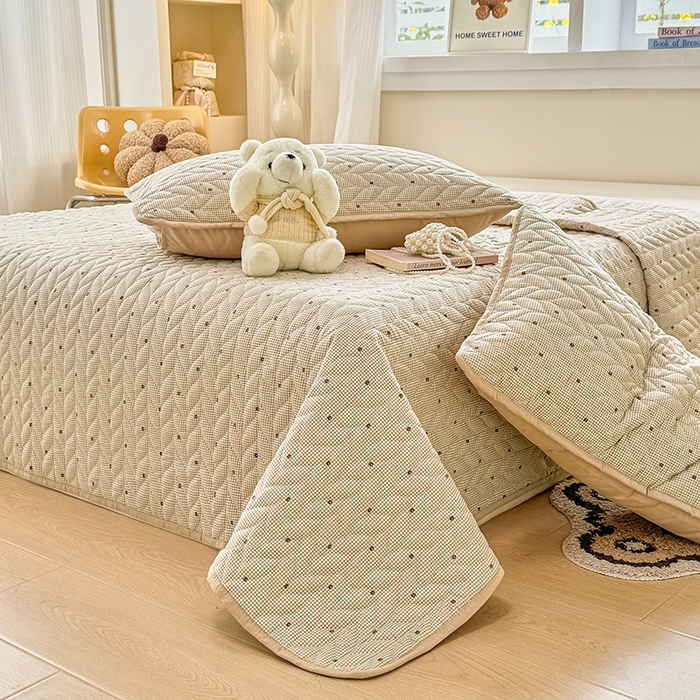 91家纺网 家纺一手货源 找家纺 北辰 2025新款可水洗针织棉印花款夹棉床盖   床盖三件套 摩卡小熊