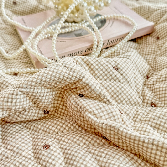 91家纺网 家纺一手货源 找家纺 北辰 2025新款可水洗针织棉印花款夹棉床盖   床盖三件套 摩卡小熊