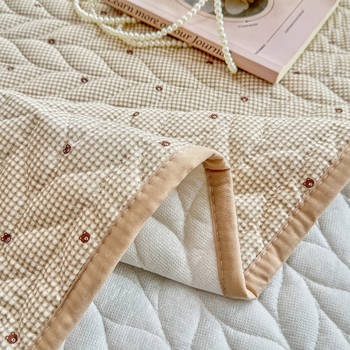 91家纺网 家纺一手货源 找家纺 北辰 2025新款可水洗针织棉印花款夹棉床盖   床盖三件套 摩卡小熊