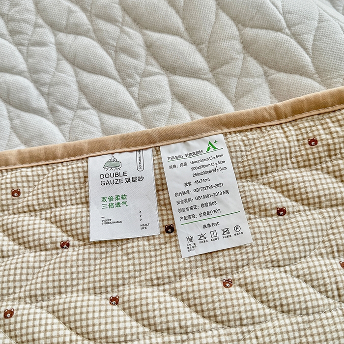 91家纺网 家纺一手货源 找家纺 北辰 2025新款可水洗针织棉印花款夹棉床盖   床盖三件套 摩卡小熊