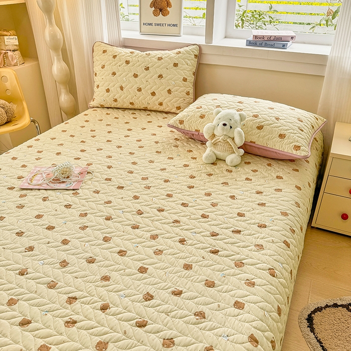 91家纺网 家纺一手货源 找家纺 北辰 2025新款可水洗针织棉印花款夹棉床盖   床盖三件套 曲奇小猫