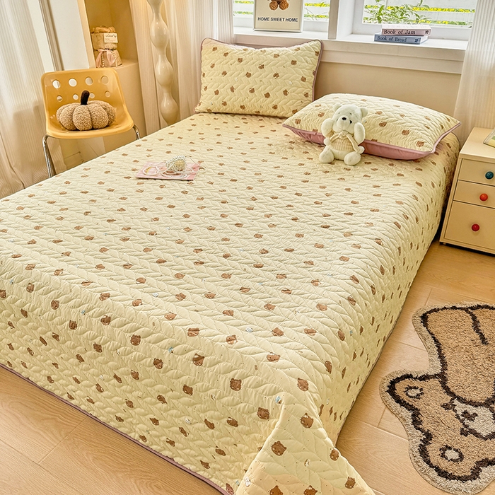 91家纺网 家纺一手货源 找家纺 北辰 2025新款可水洗针织棉印花款夹棉床盖   床盖三件套 曲奇小猫