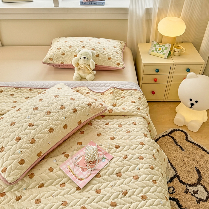 91家纺网 家纺一手货源 找家纺 北辰 2025新款可水洗针织棉印花款夹棉床盖   床盖三件套 曲奇小猫