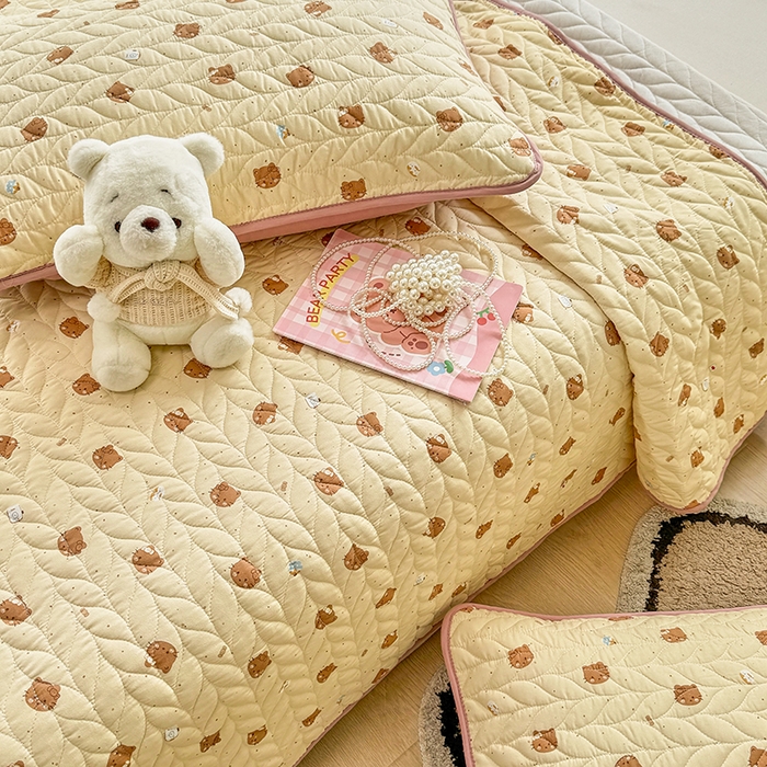 91家纺网 家纺一手货源 找家纺 北辰 2025新款可水洗针织棉印花款夹棉床盖   床盖三件套 曲奇小猫