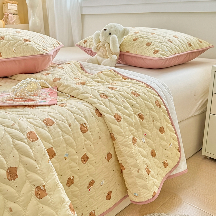 91家纺网 家纺一手货源 找家纺 北辰 2025新款可水洗针织棉印花款夹棉床盖   床盖三件套 曲奇小猫