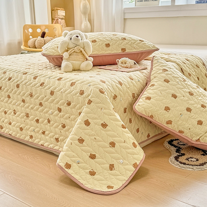 91家纺网 家纺一手货源 找家纺 北辰 2025新款可水洗针织棉印花款夹棉床盖   床盖三件套 曲奇小猫