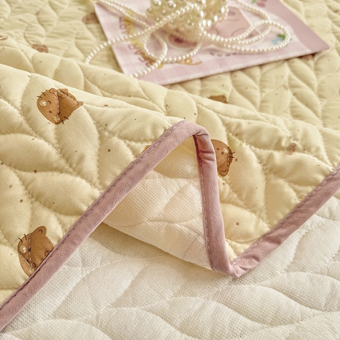 91家纺网 家纺一手货源 找家纺 北辰 2025新款可水洗针织棉印花款夹棉床盖   床盖三件套 曲奇小猫