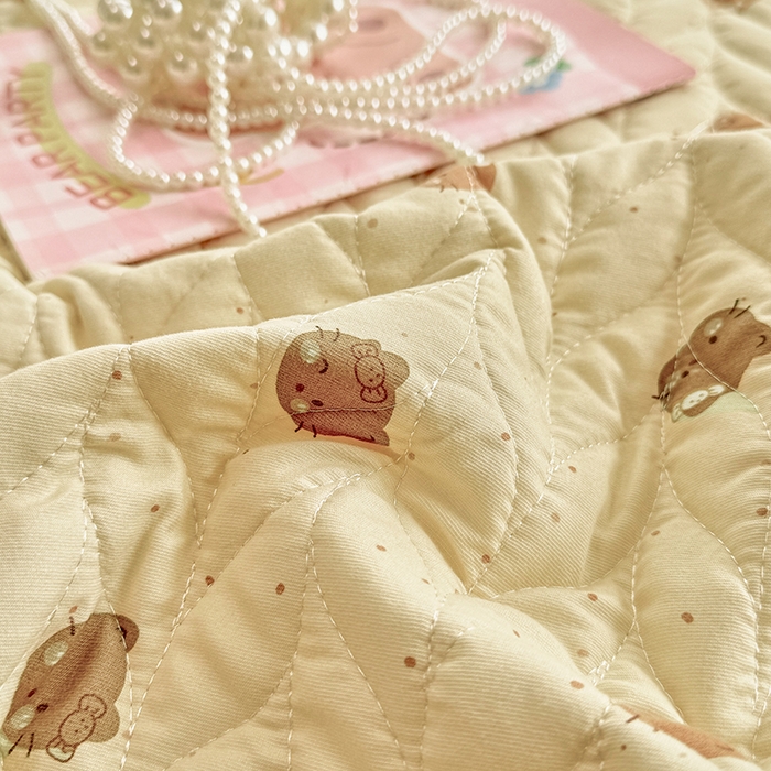 91家纺网 家纺一手货源 找家纺 北辰 2025新款可水洗针织棉印花款夹棉床盖   床盖三件套 曲奇小猫