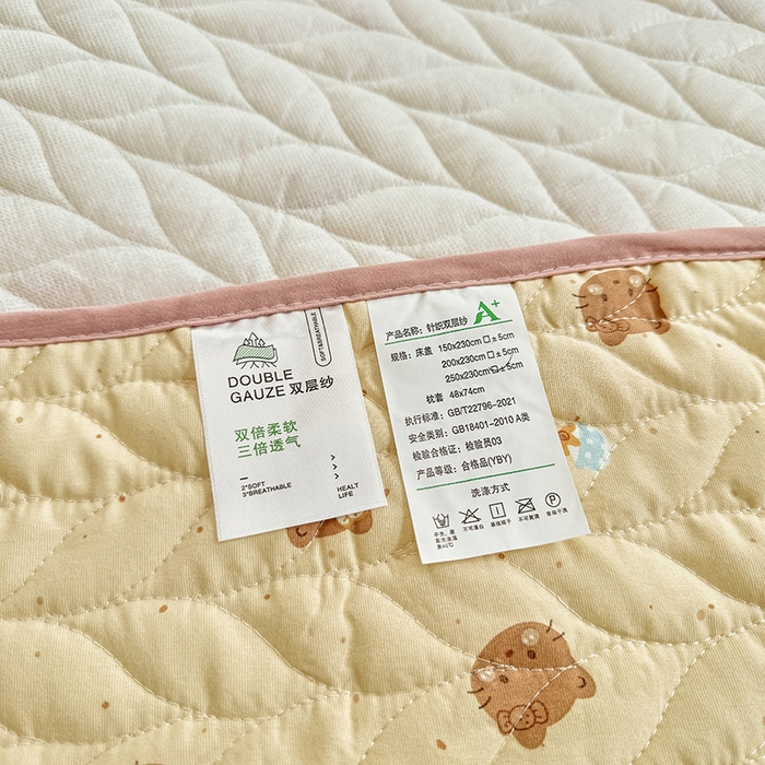 91家纺网 家纺一手货源 找家纺 北辰 2025新款可水洗针织棉印花款夹棉床盖   床盖三件套 曲奇小猫