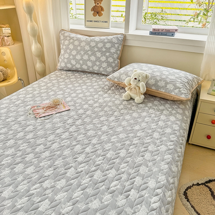 91家纺网 家纺一手货源 找家纺 北辰 2025新款可水洗针织棉印花款夹棉床盖   床盖三件套 时宜-咖