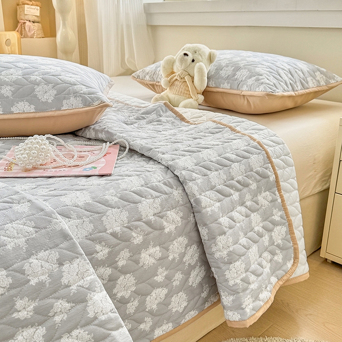 91家纺网 家纺一手货源 找家纺 北辰 2025新款可水洗针织棉印花款夹棉床盖   床盖三件套 时宜-咖