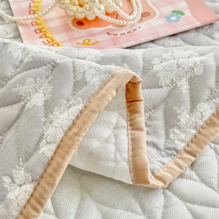 91家纺网 家纺一手货源 找家纺 北辰 2025新款可水洗针织棉印花款夹棉床盖   床盖三件套 时宜-咖