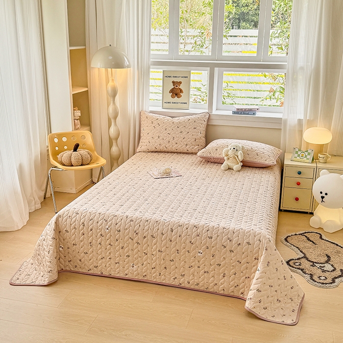 91家纺网 家纺一手货源 找家纺 北辰 2025新款可水洗针织棉印花款夹棉床盖   床盖三件套 舒雅