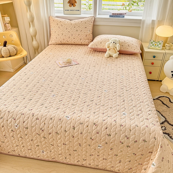 91家纺网 家纺一手货源 找家纺 北辰 2025新款可水洗针织棉印花款夹棉床盖   床盖三件套 舒雅