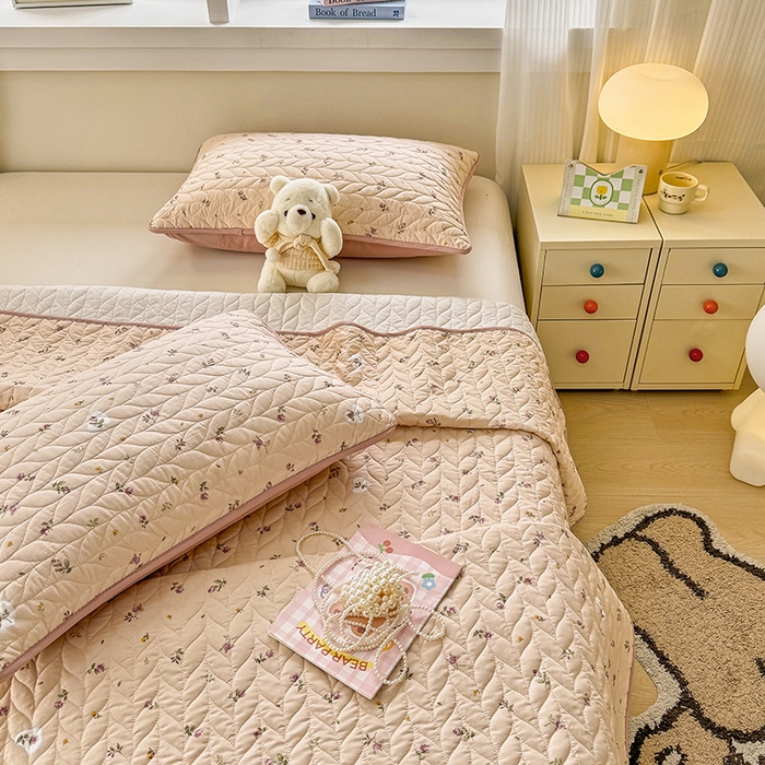 91家纺网 家纺一手货源 找家纺 北辰 2025新款可水洗针织棉印花款夹棉床盖   床盖三件套 舒雅