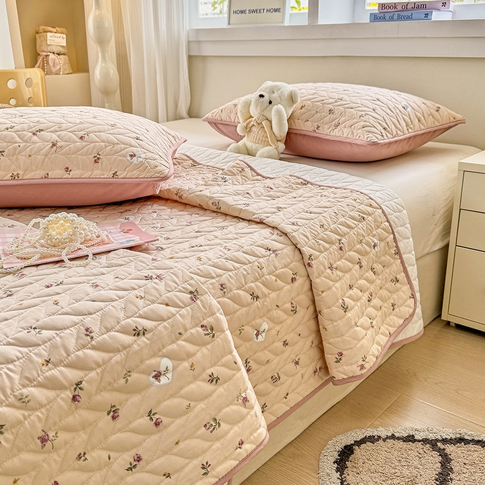 91家纺网 家纺一手货源 找家纺 北辰 2025新款可水洗针织棉印花款夹棉床盖   床盖三件套 舒雅