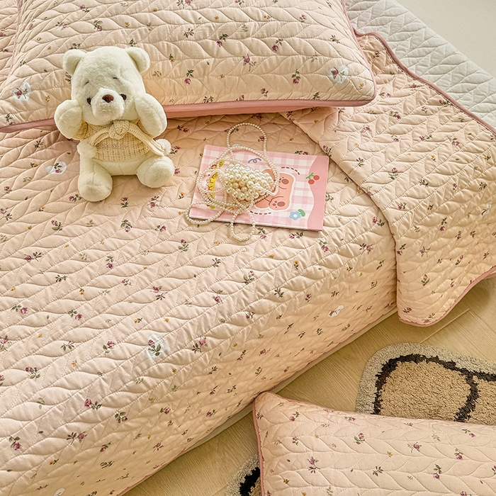 91家纺网 家纺一手货源 找家纺 北辰 2025新款可水洗针织棉印花款夹棉床盖   床盖三件套 舒雅