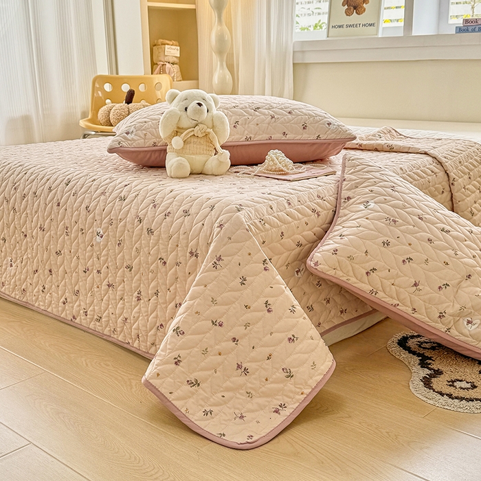 91家纺网 家纺一手货源 找家纺 北辰 2025新款可水洗针织棉印花款夹棉床盖   床盖三件套 舒雅