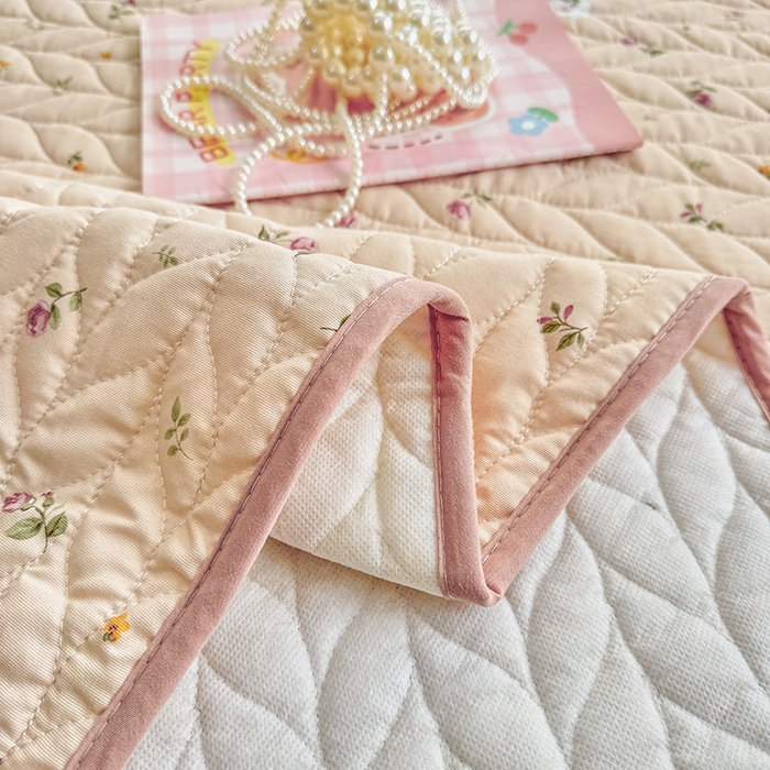 91家纺网 家纺一手货源 找家纺 北辰 2025新款可水洗针织棉印花款夹棉床盖   床盖三件套 舒雅