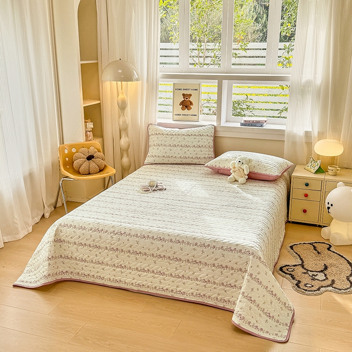 91家纺网 家纺一手货源 找家纺 北辰 2025新款可水洗针织棉印花款夹棉床盖   床盖三件套 夏日蔷薇