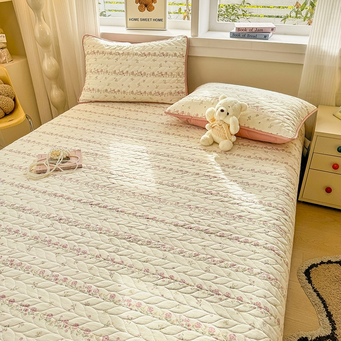 91家纺网 家纺一手货源 找家纺 北辰 2025新款可水洗针织棉印花款夹棉床盖   床盖三件套 夏日蔷薇