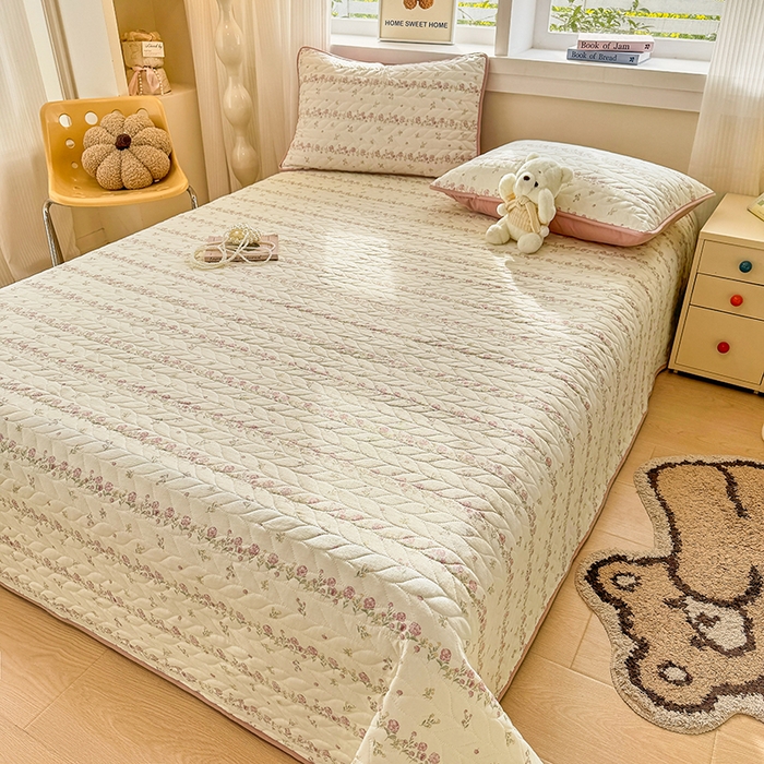 91家纺网 家纺一手货源 找家纺 北辰 2025新款可水洗针织棉印花款夹棉床盖   床盖三件套 夏日蔷薇