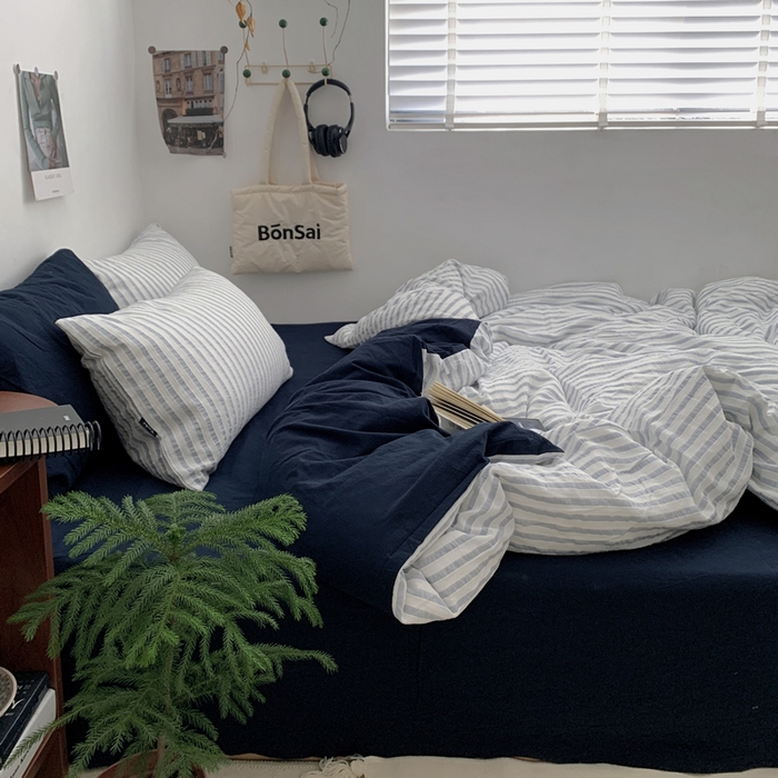 91家纺网 家纺一手货源 找家纺 柚可家居 2024新款雾蓝条纹提花水洗棉四件套（送手提袋） 藏蓝