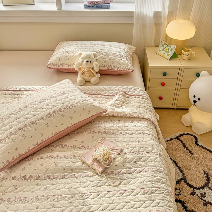 91家纺网 家纺一手货源 找家纺 北辰 2025新款可水洗针织棉印花款夹棉床盖   床盖三件套 夏日蔷薇