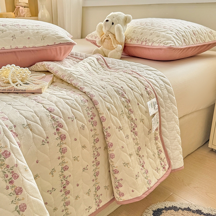 91家纺网 家纺一手货源 找家纺 北辰 2025新款可水洗针织棉印花款夹棉床盖   床盖三件套 夏日蔷薇