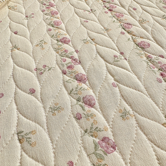 91家纺网 家纺一手货源 找家纺 北辰 2025新款可水洗针织棉印花款夹棉床盖   床盖三件套 夏日蔷薇