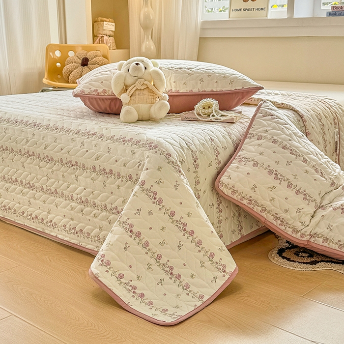 91家纺网 家纺一手货源 找家纺 北辰 2025新款可水洗针织棉印花款夹棉床盖   床盖三件套 夏日蔷薇