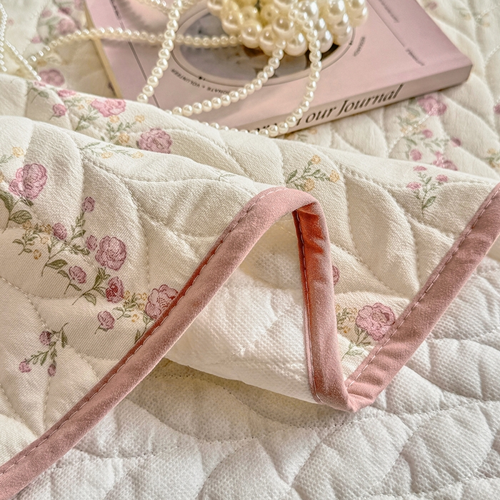 91家纺网 家纺一手货源 找家纺 北辰 2025新款可水洗针织棉印花款夹棉床盖   床盖三件套 夏日蔷薇