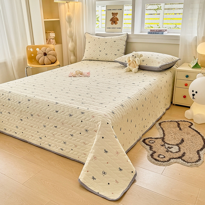 91家纺网 家纺一手货源 找家纺 北辰 2025新款可水洗针织棉印花款夹棉床盖   床盖三件套 小美满