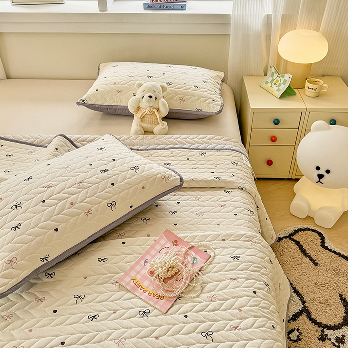 91家纺网 家纺一手货源 找家纺 北辰 2025新款可水洗针织棉印花款夹棉床盖   床盖三件套 小美满